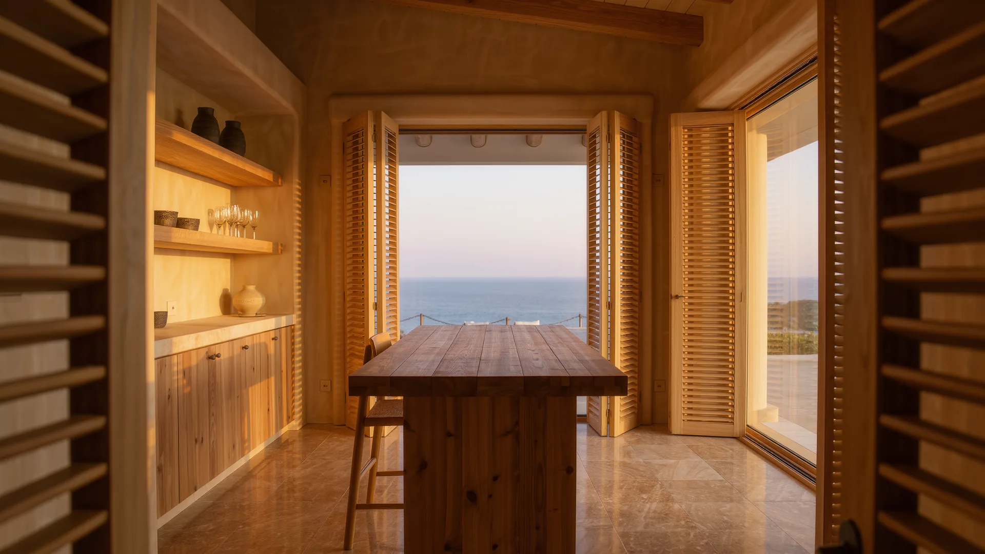 Consulta privada luminosa con escritorio de madera y contraventanas