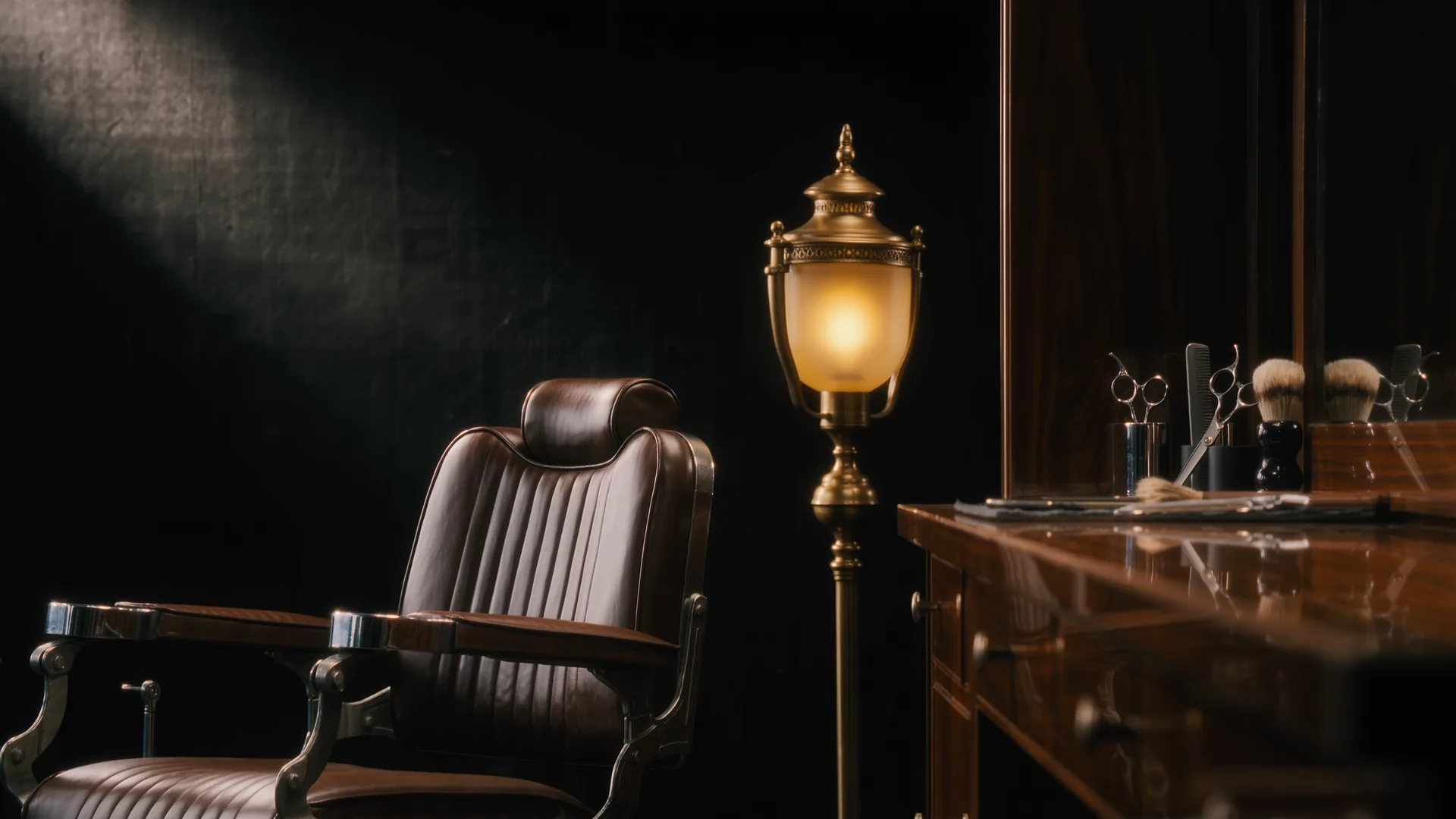 Interior clásico de barbería en madera oscura y latón con sillón de cuero