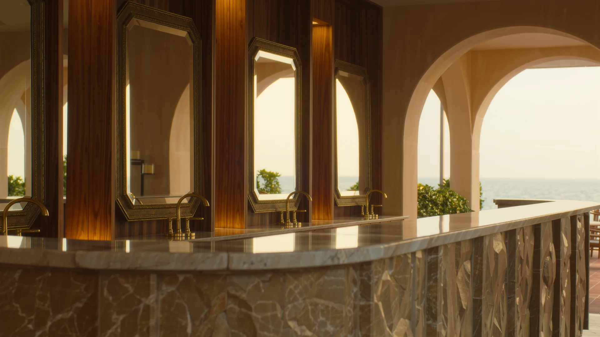 Interior elegante de peluquería con espejos de latón y encimera de mármol