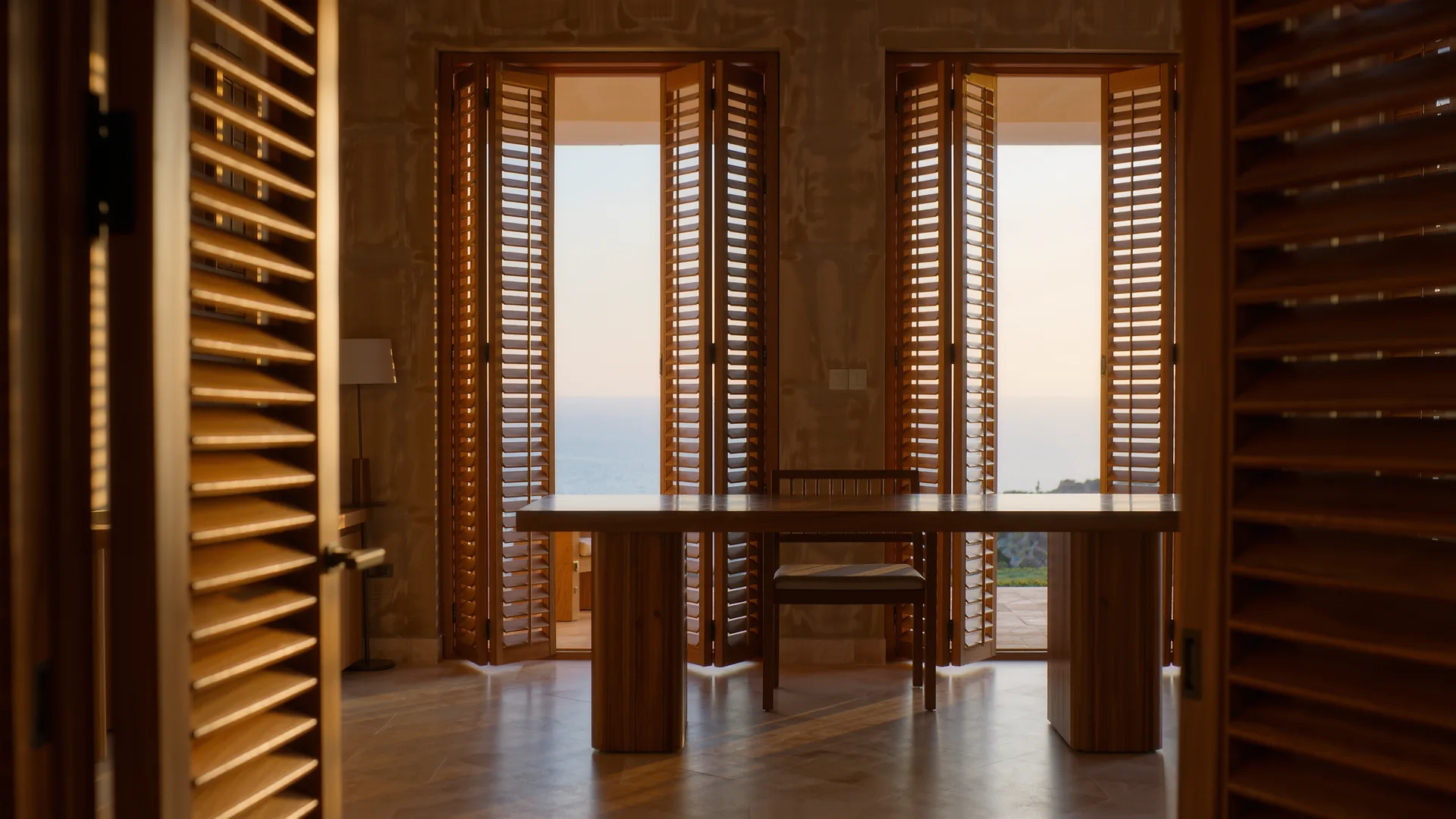 Consulta privada luminosa con escritorio de madera y contraventanas