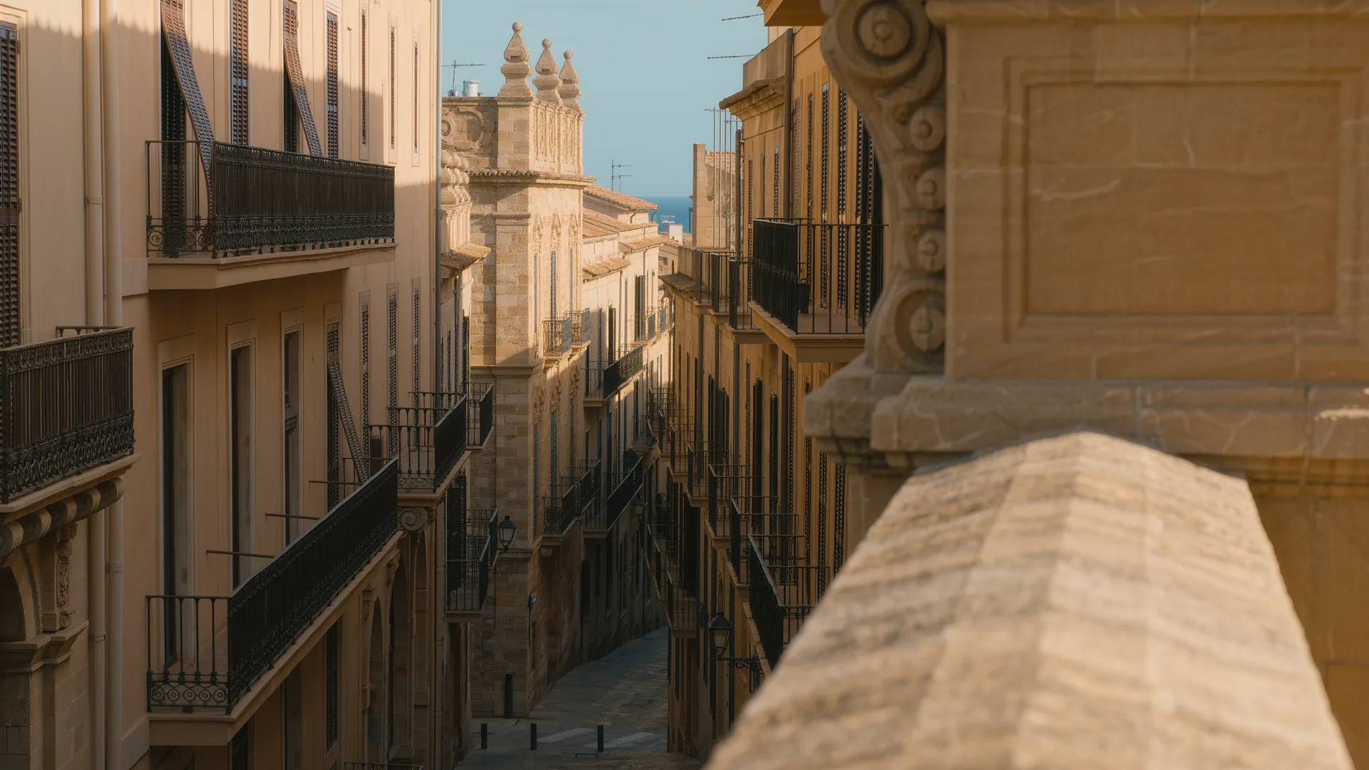 Calle del casco antiguo de Palma con fachadas de arenisca y balcones de forja